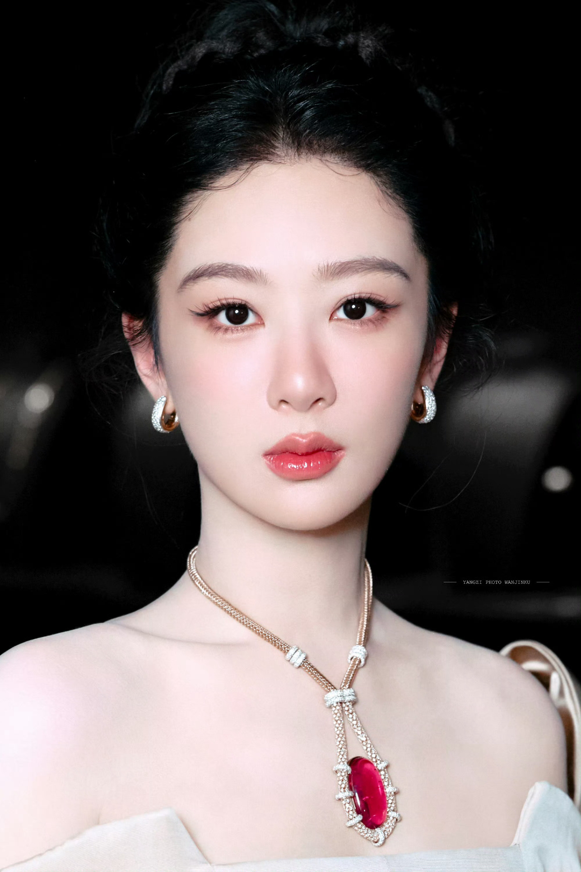 杨紫杨紫皮肤以为开了磨皮妈生好皮肤，皮肤白皙看起来很透亮，而且杨紫越素越美珠宝