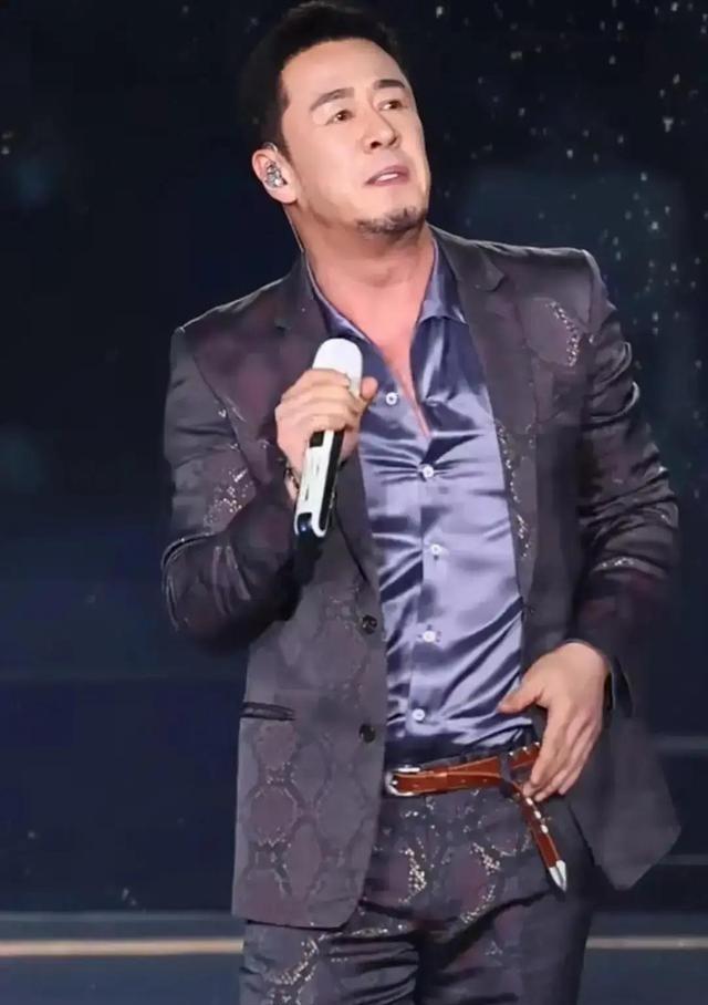 杨坤沈阳演唱会开到一半，前排人起身要走，他当场把伴奏停了，冲麦克风吼“能不能尊重