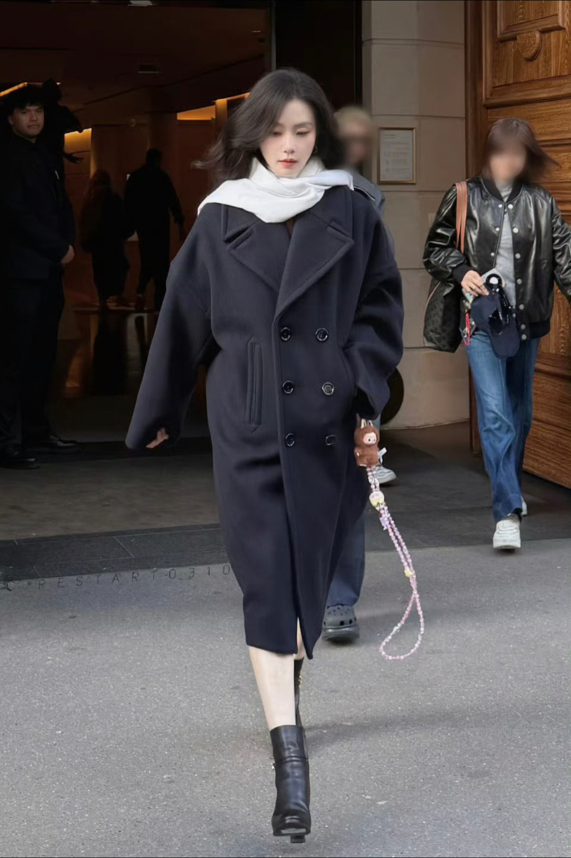 刘诗诗巴黎大衣围巾造型Celine女王刘诗诗巴黎外出造型，清冷感➕高智感➕财阀千