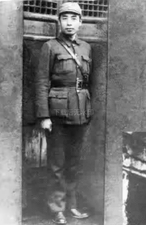 周总理戎装照。1939年3月，中共中央军委副主席周恩来同志以国民政府军事委员