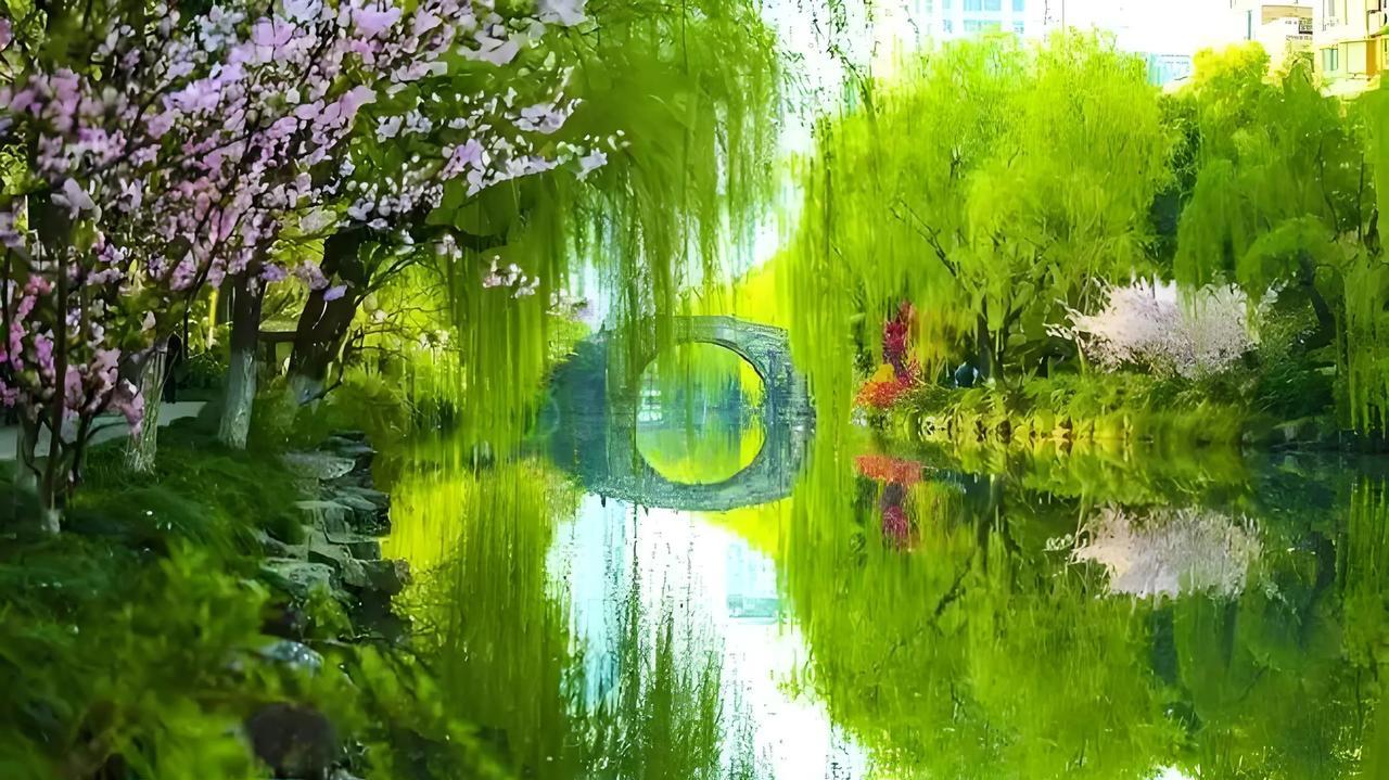 #上联：昨夜清风梳绿柳，如何对下联#下联可以对“今朝细雨润红桃”。我解析一下：