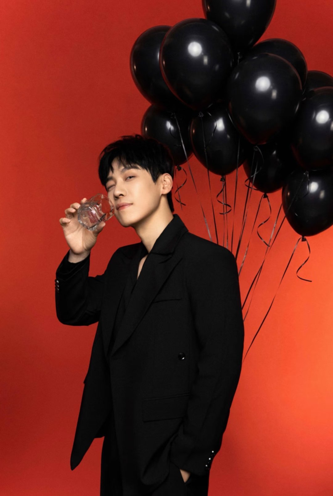 昌隆昨日释出的一组黑西装衬衫+气球生日写真～