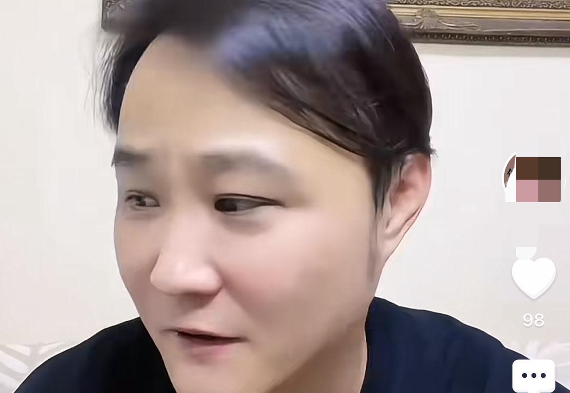 闫云达翻郑好老底，说郑好刚来德云社的时候什么都不会，台上被逗哏奚落开玩笑。闫云达