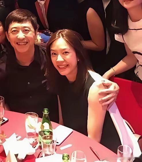 这是庾澄庆晒现任妻子照片，和伊能静比起来如何？