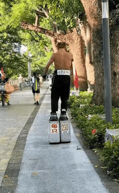 这应该是搏眼球的吧，这么重的石头脚根本提不动吧