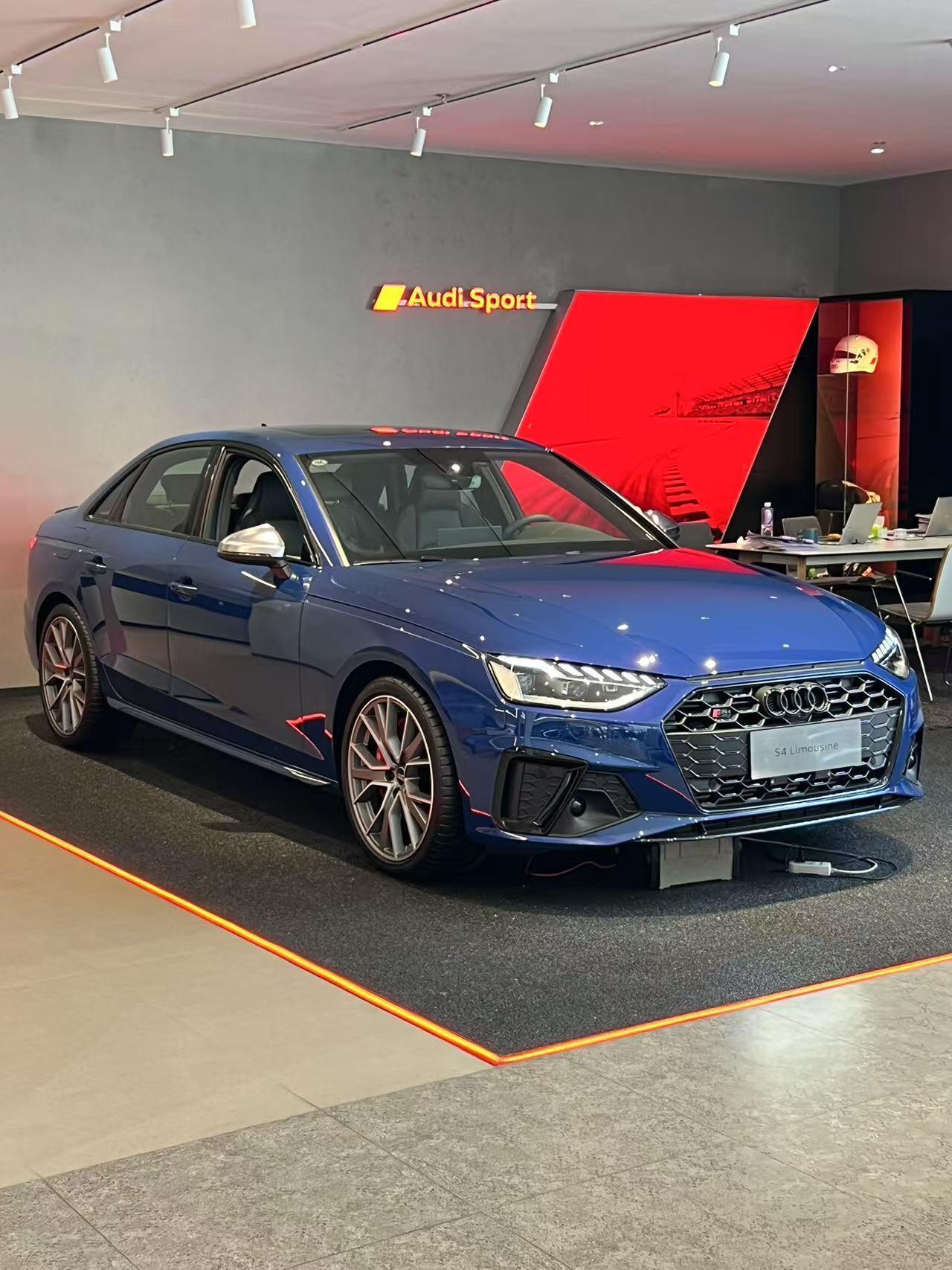 24款奥迪S4的阿斯卡里蓝外观，行驶在路上回头率肯定很高。感觉开着它就像开着一颗