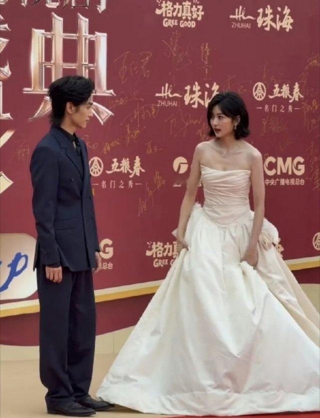 我的天啊！陈晓是咋回事现在瘦成了纸片人，目测都不到100斤，比身边的女星孙千体重