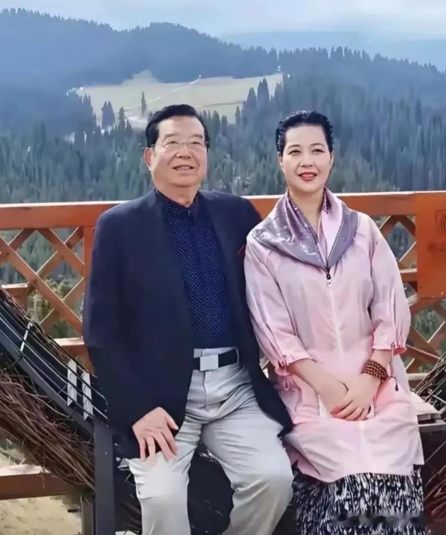 流年归平淡镜头定格景区寻常一幕八十七岁的李双江，五十九岁的梦鸽并肩立在