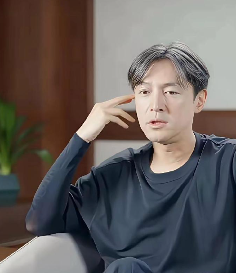 果然如此，一般长白发的人发量都很优秀，看胡歌就知道了，而且头发白还能染黑，没啥大