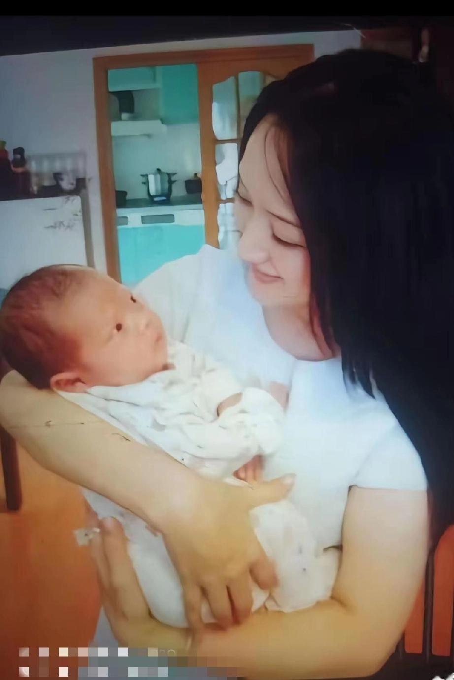 杨钰莹怀里抱的这个孩子是谁？小宝宝好可爱呀！