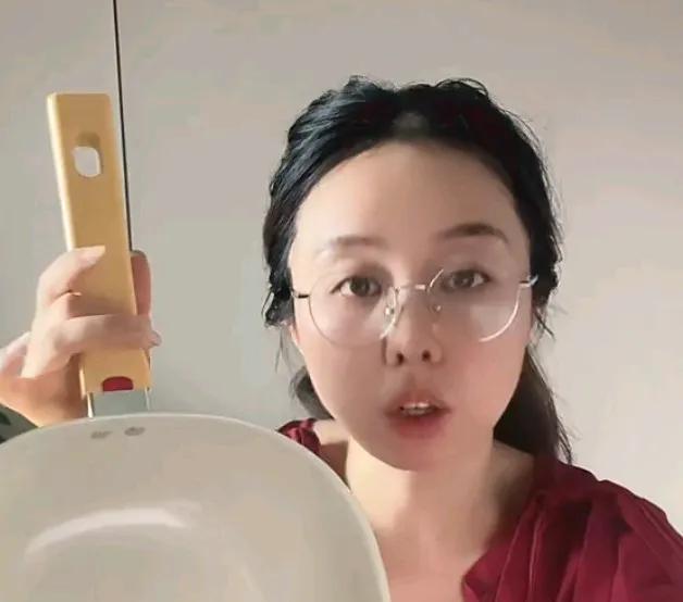 田静今天厨具专场，有些不淡定！很多网友问七问八，有人问郭威到底是哪年生？田