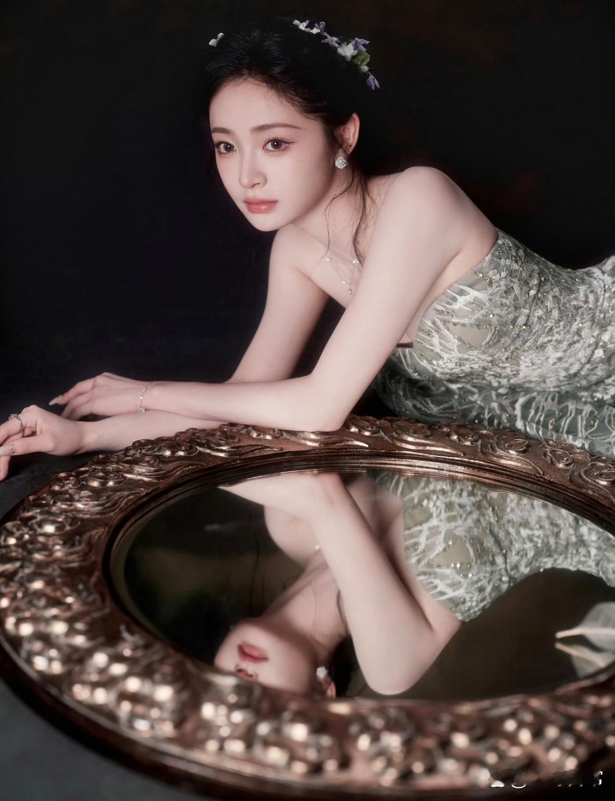 1.周洁琼是近两年才燃起事业心。早前她一心想凭借外貌挤进富二代圈层，盼着能够觅