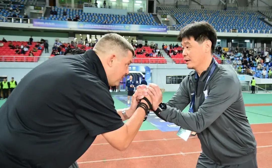 新主帅刚亮相，青岛球迷却集体感谢李霄鹏。不是外教不够好，而是他们终于看懂了