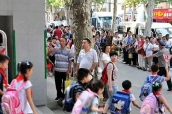 人民日报都看不下去了，现在很多城市小学，三点半就放学了，家长接娃确实是个大难题，