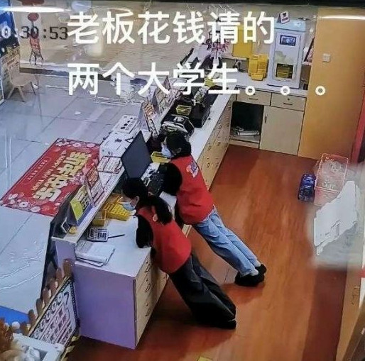 但凡给个凳子，也不会这么站着
