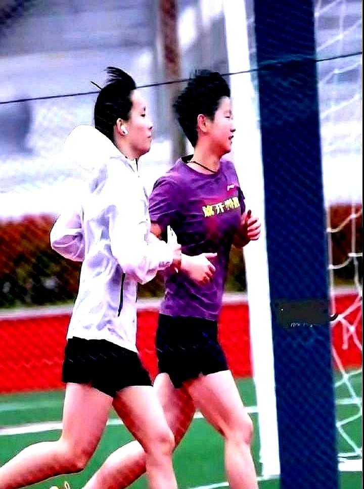 “58cm？我喝三天奶茶就破60了。”弹幕里有人哀嚎，孙颖莎却在巴黎集训场把腰围