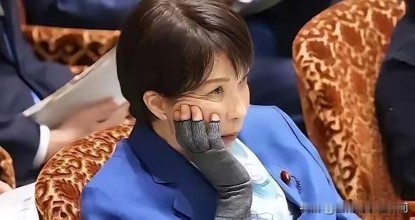 高市早苗无颜见父老乡亲了！据报道，近日日本首相高市早苗闭门不出，连进出首相