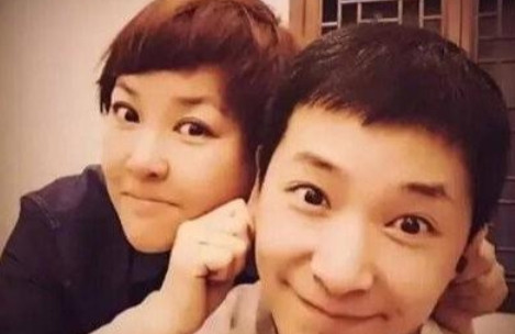 主持人李静闪婚后，亲如家人的戴军却不闻不问，有人疑惑地问他：为何不给李静随礼？