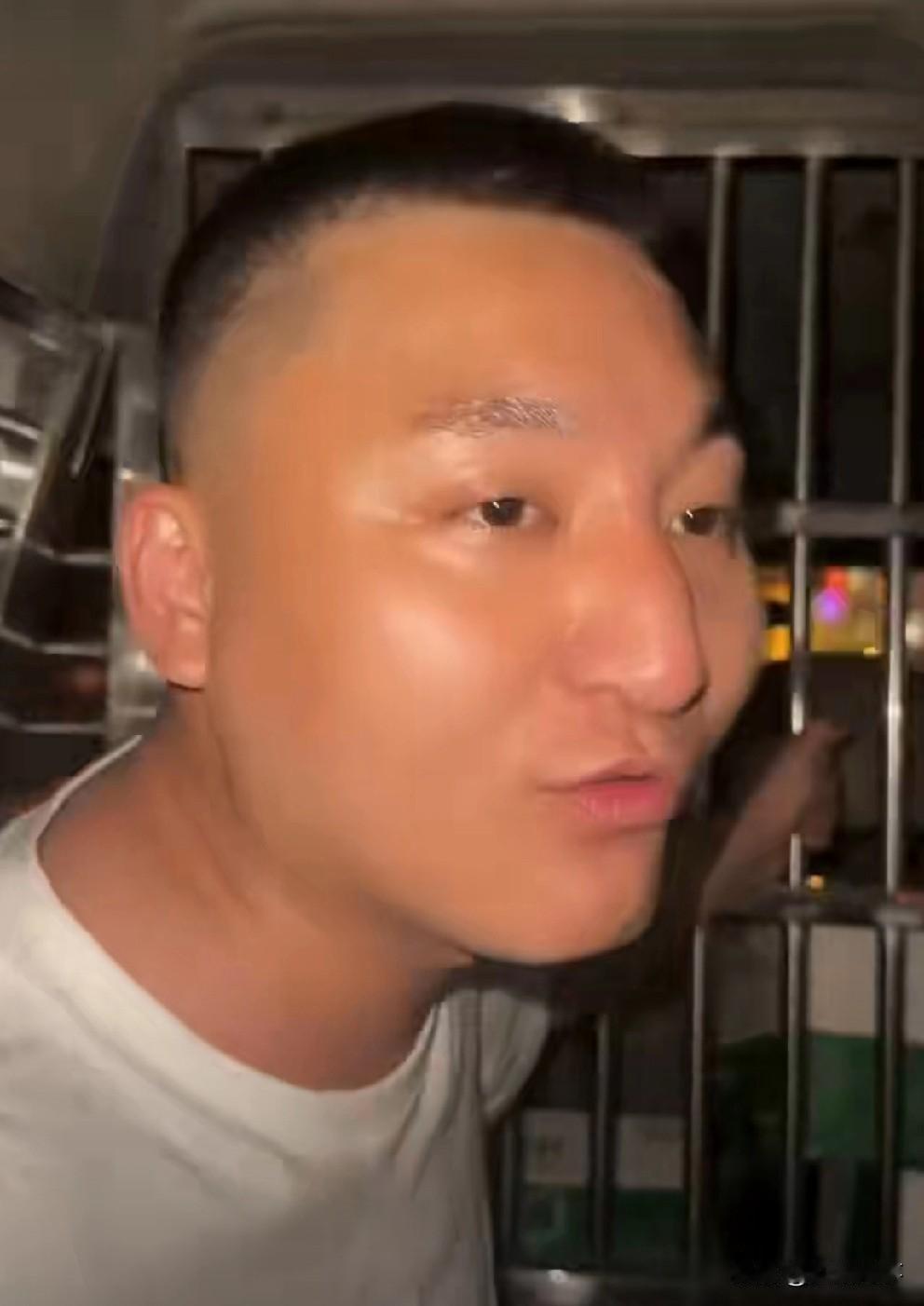 小辉封号后跟齐三磊在一起，疑似被叔叔带走了！因为直