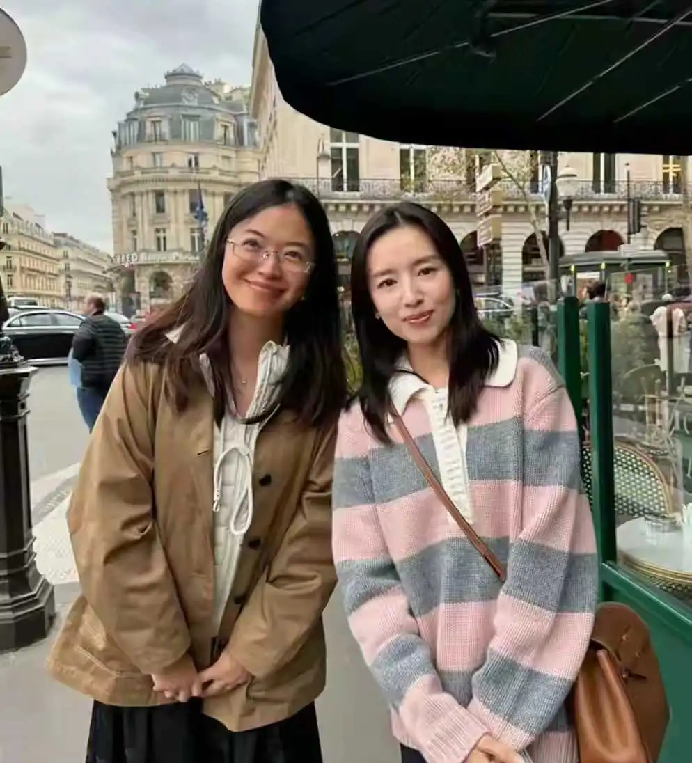 董洁巴黎街拍：清冷感搭纤长身超高级