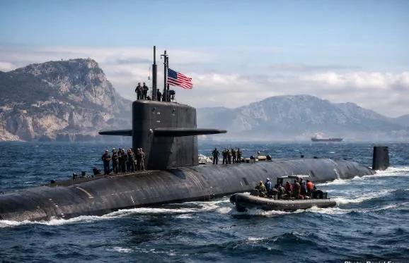 美国海军近日罕见公开一艘“俄亥俄”级战略核潜艇在直布罗陀浮出水面并停靠港口的画面