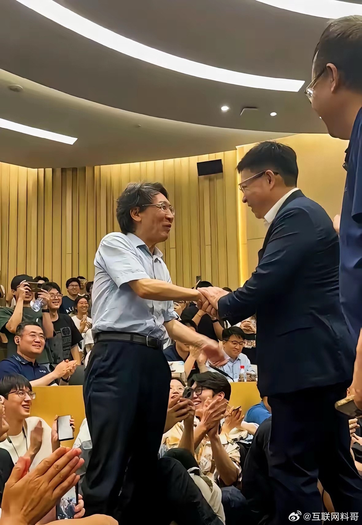 这才是顶级大佬，这背景比余承东还强！就前两天余承东去了趟南方科技大学，余承东跟这