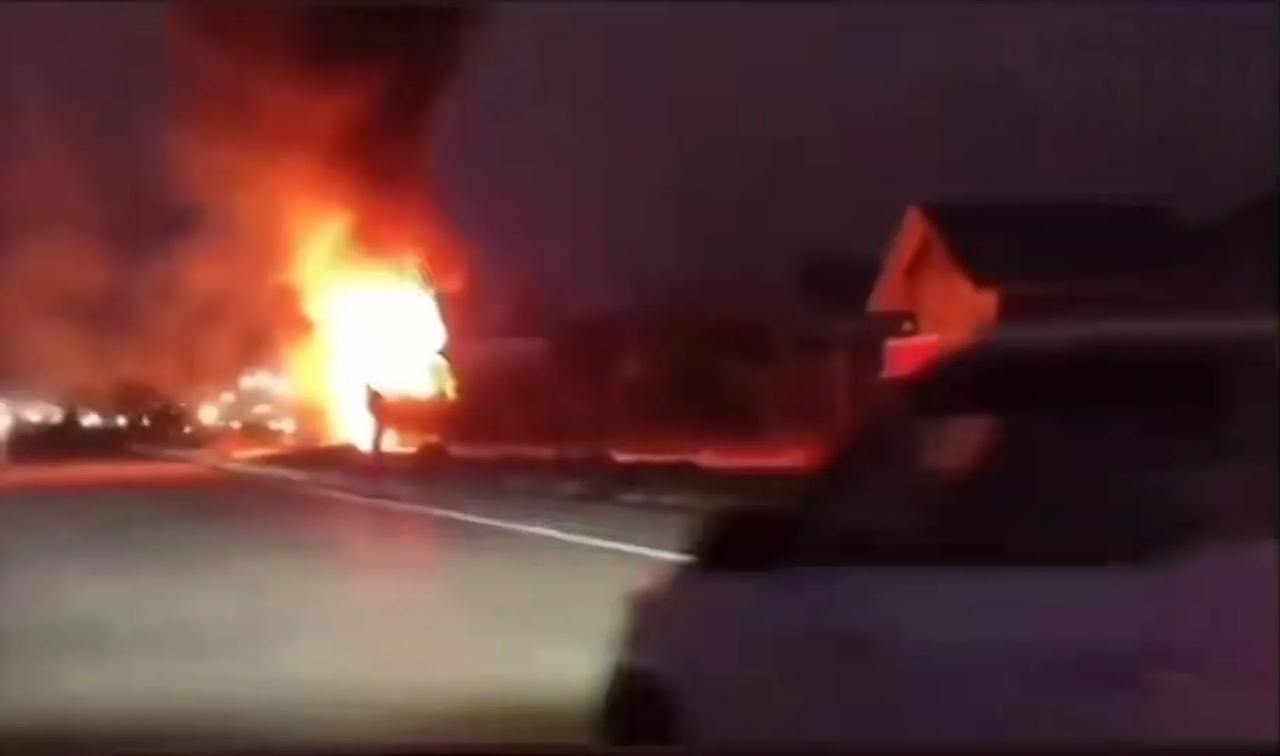 印度陆军一辆军车在曼尼普尔邦遭到路边炸弹袭击，先是被炸起火，紧跟着又发生了剧烈的