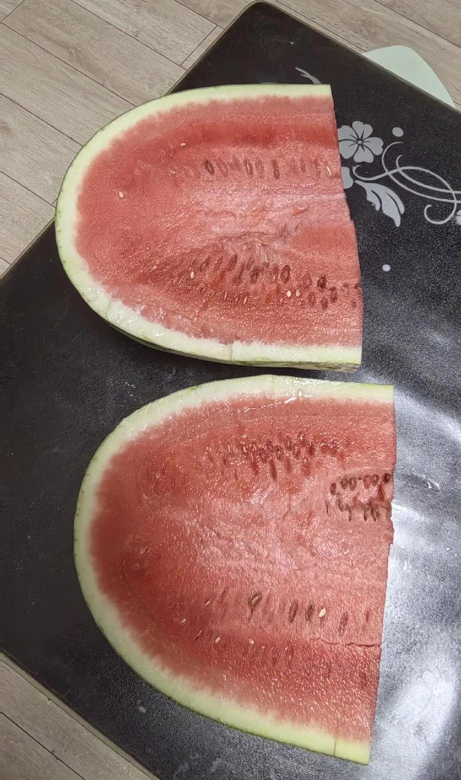 这个水果店老板是个实在人刚刚饿了么薅羊毛买了个西瓜，上面说2kg.花了12块