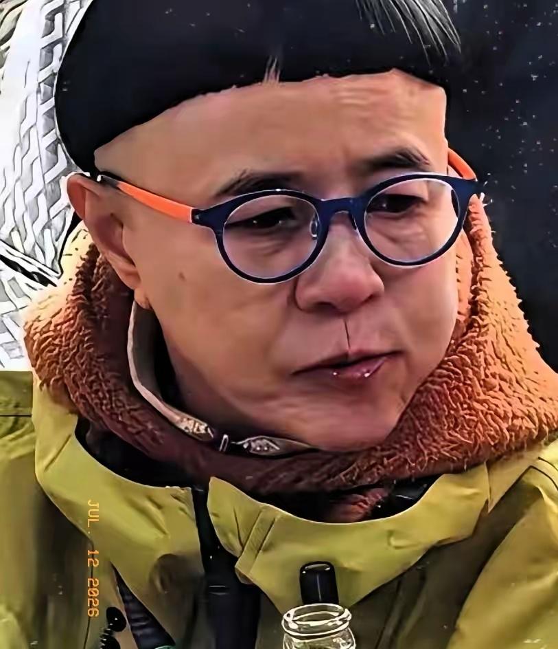 一个快六十岁的女人，捏着每个月8900块的退休金，居然买机票跨省去剪头发，只为剪