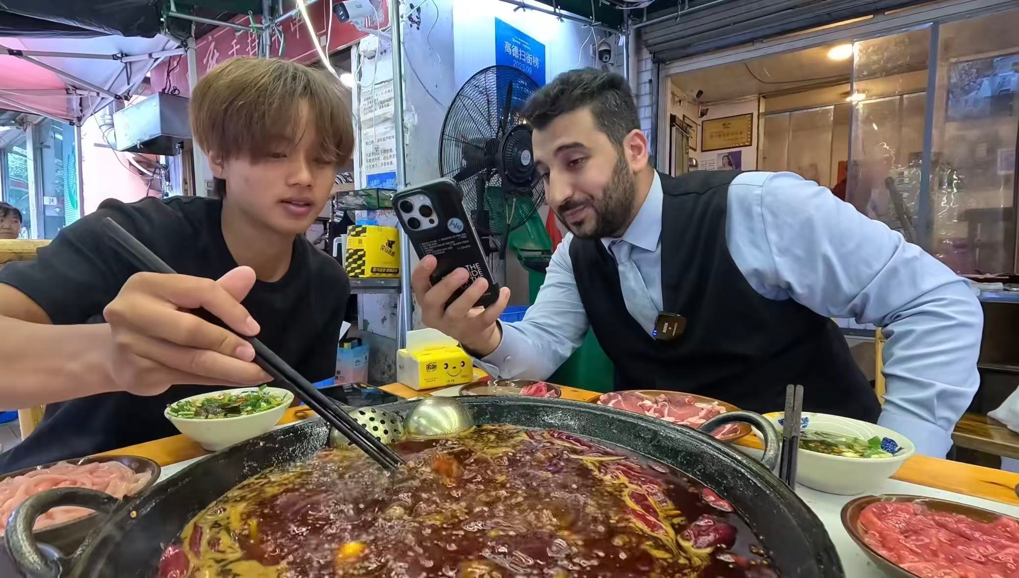 近日，成都外卖小哥被外国友人投喂奶茶的温暖画面在网络引发关注。视频中，老王在火