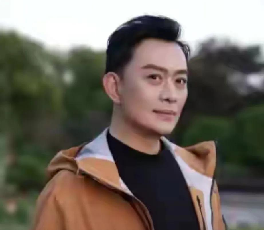 古装男神黄海冰，曾是无数人的童年偶像，事业顺遂，感情却波折不断！他与舞蹈老师前妻