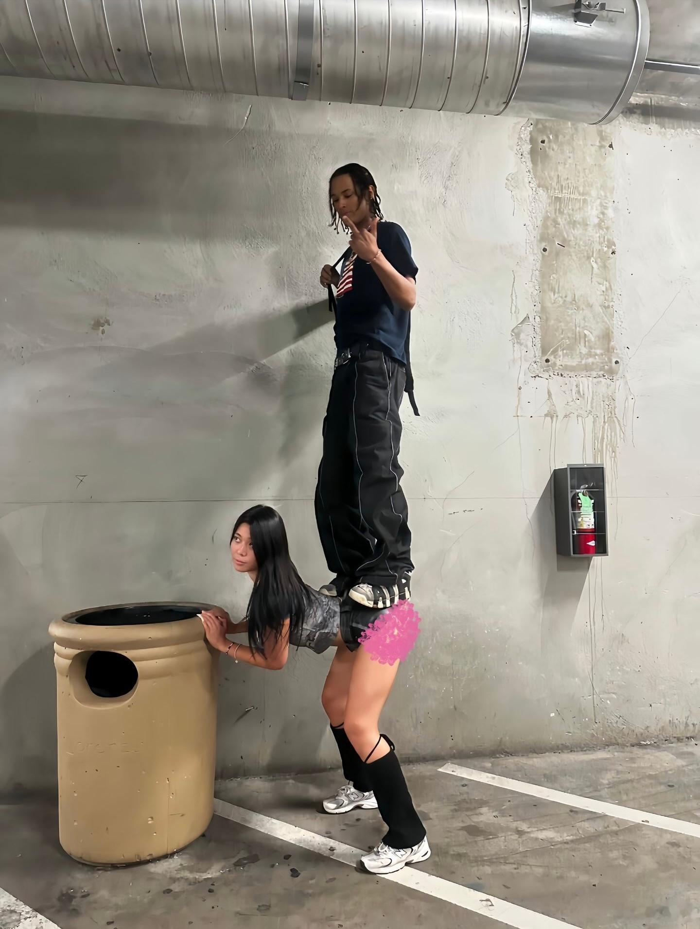 “为了满足黑人男朋友的拍摄需求，她腰都要被踩断了！”