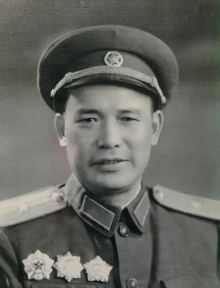 1929年，叶长庚带了2挺重机枪投奔红军，却拒绝2000大洋，此后16年只升半级