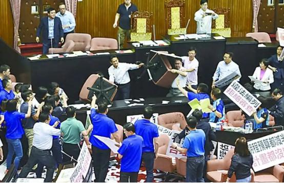 就在刚刚台湾最大痛点被撕开！ 无数大陆、台湾普通网友围绕统一和台湾民生现状