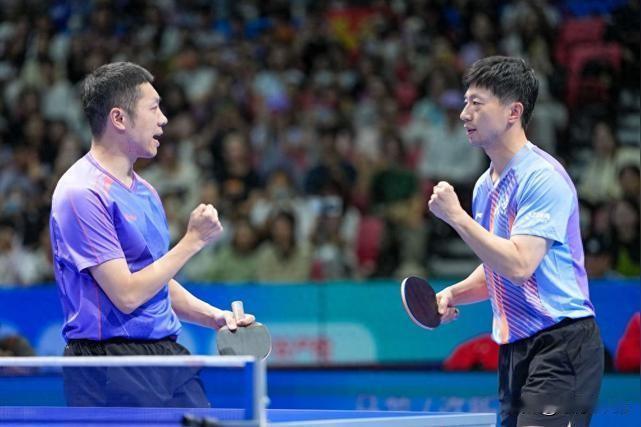 马龙许昕3-0横扫小将，第三次全锦赛男双夺冠，邓亚萍：姜还是老的辣，给小将上了一