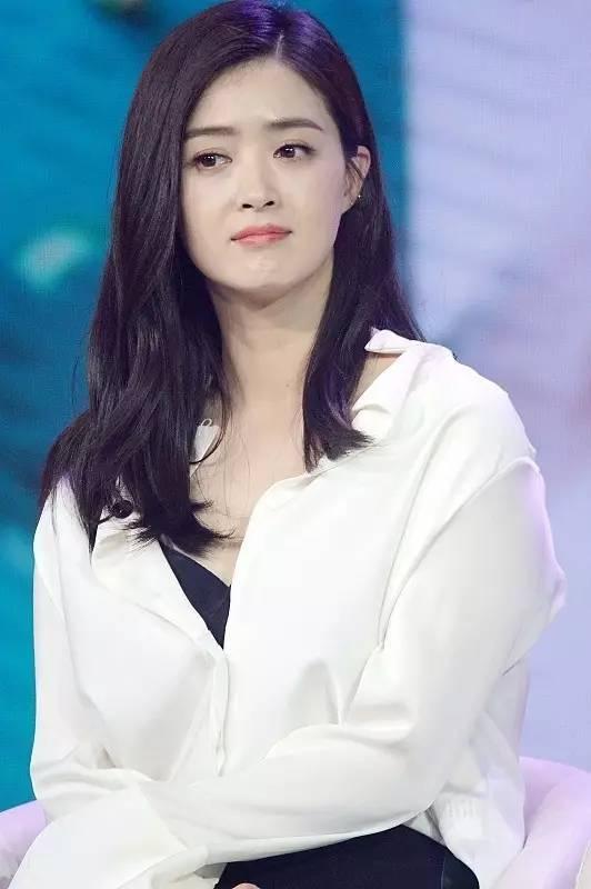 说到蒋欣在《四喜》里的表现，我真的被惊艳到了！这次她完全跳出了“华妃”的框架