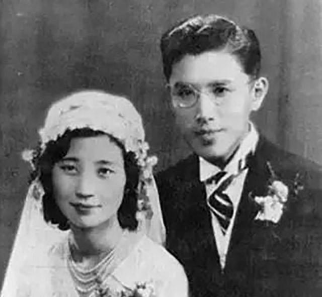 1930年，28岁清华教授周培源仍然是单身。这一天，他的朋友刘孝锦拿着一叠照片给