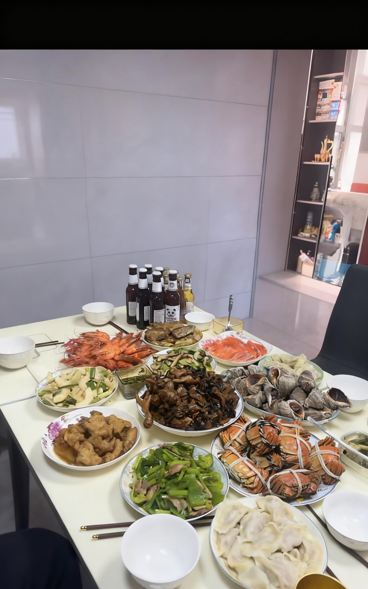中秋晚餐好丰盛呀！菜有大虾、三文鱼、炒时蔬、小鸡炖蘑菇、海螺、螃蟹、青椒炒肉等。