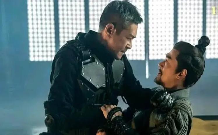 古天乐站在山巅对着咸阳城冒出那句如果历史改不了我来干嘛，我当年直接愣住，遥控器差