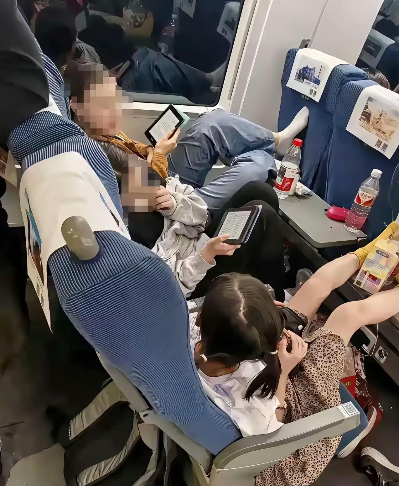 网友不可思议说：这么差的素质竟然是在看书？其实不是所有的书都叫书，霸道总裁爱上