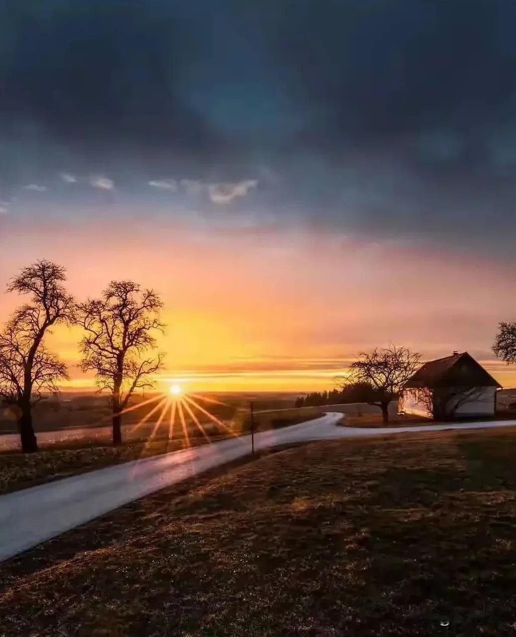 鲁迅说：“看一个人能不能处，你就记住这么一句话：虚伪的人会陪你笑，真诚的
