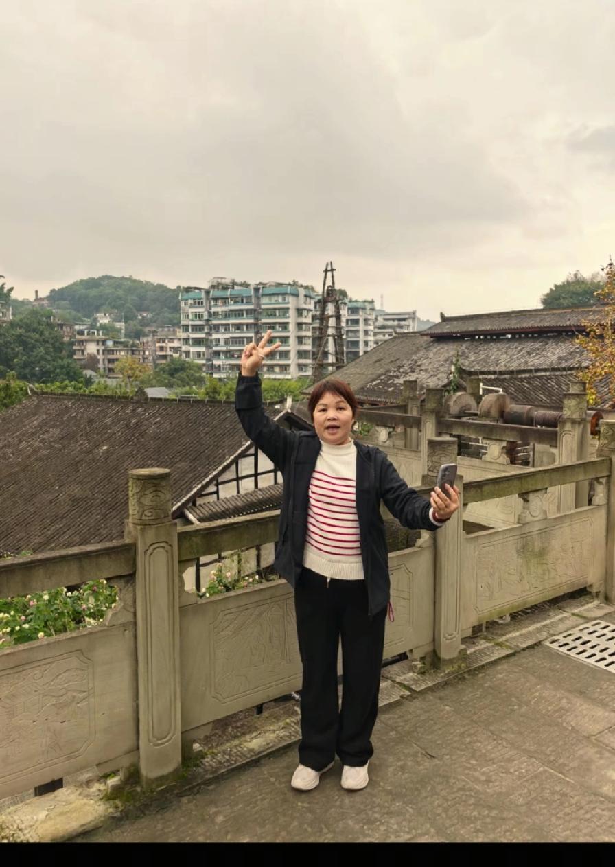 叶锐聪养父母不应该再给叶锐聪打电话了，他们更应该理解孩子现在的两难之处，要是为了