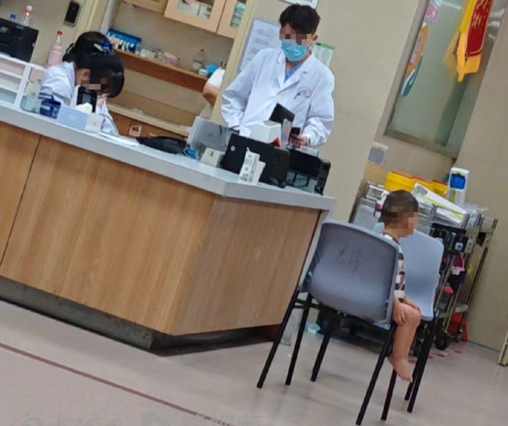 失去妈妈的绵绵接下来要和4个孩子抢爸爸 绵绵爸妈通过网上认识并恋爱，但是并