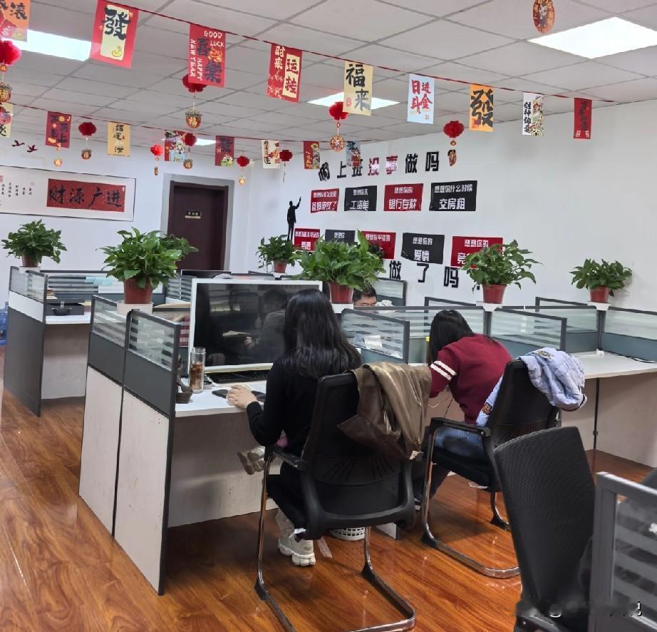 亲身感受了什么叫“面试开飞机，进去打螺丝”[捂脸哭]我们部门想要招个hr专员，定位