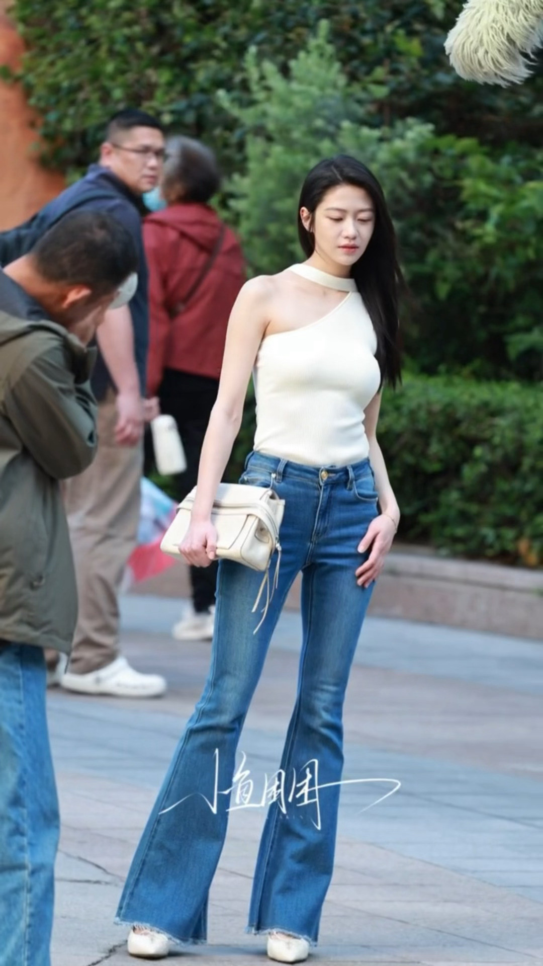 全机位欣赏我妈咪迎风走路向涵之迎风走路好飒向涵之腰部发力走路