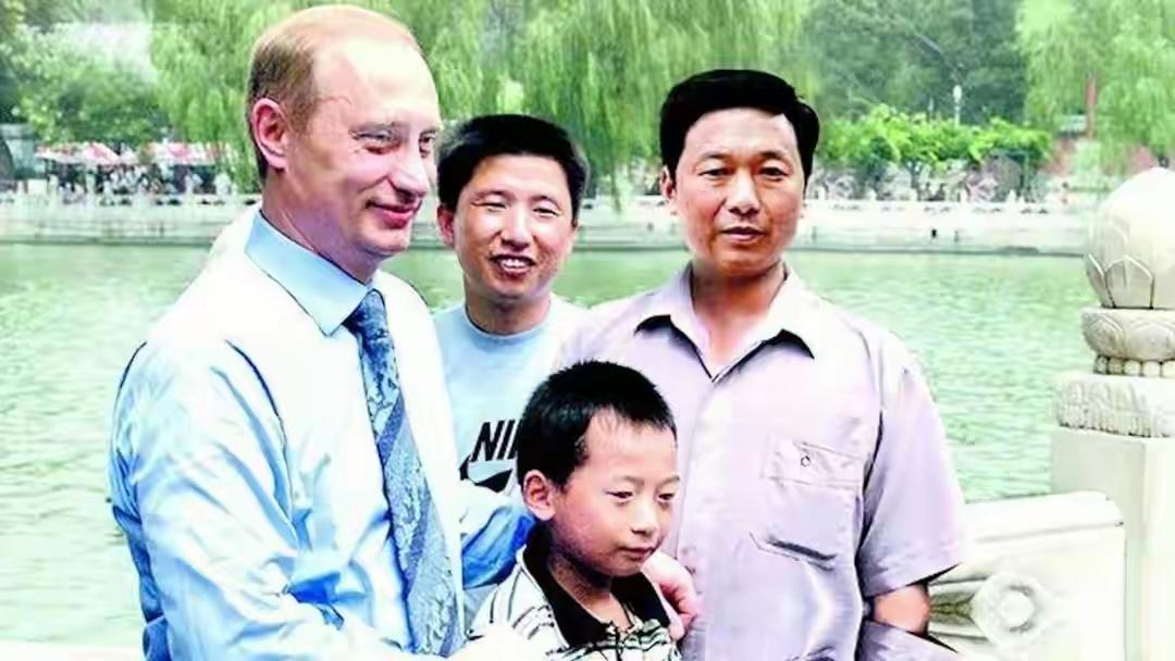 26年前的偶遇，被上帝亲吻小男孩，如今普京点名要见！2000年7月北海公园