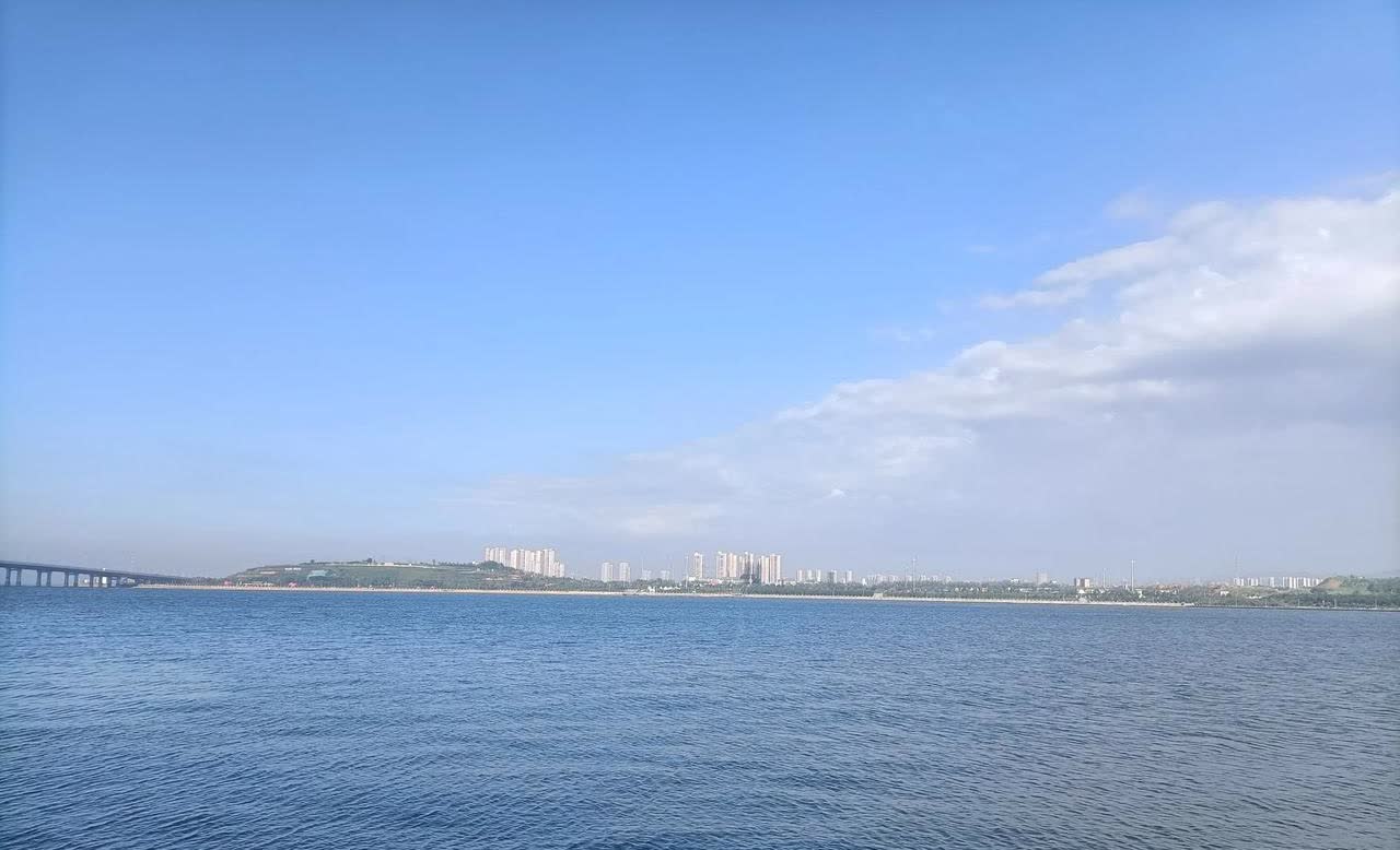 跳桥男子何其悲哀江西男子在杭州打拼多年，攒下28万元的存款，未与妻子商量
