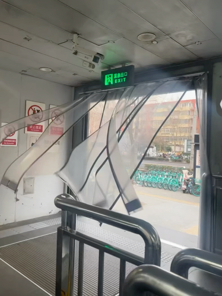 北京有自己的打人柳哈哈哈哈哈谁说的北京地铁站这门帘，和哈利波特联动了，北京也有