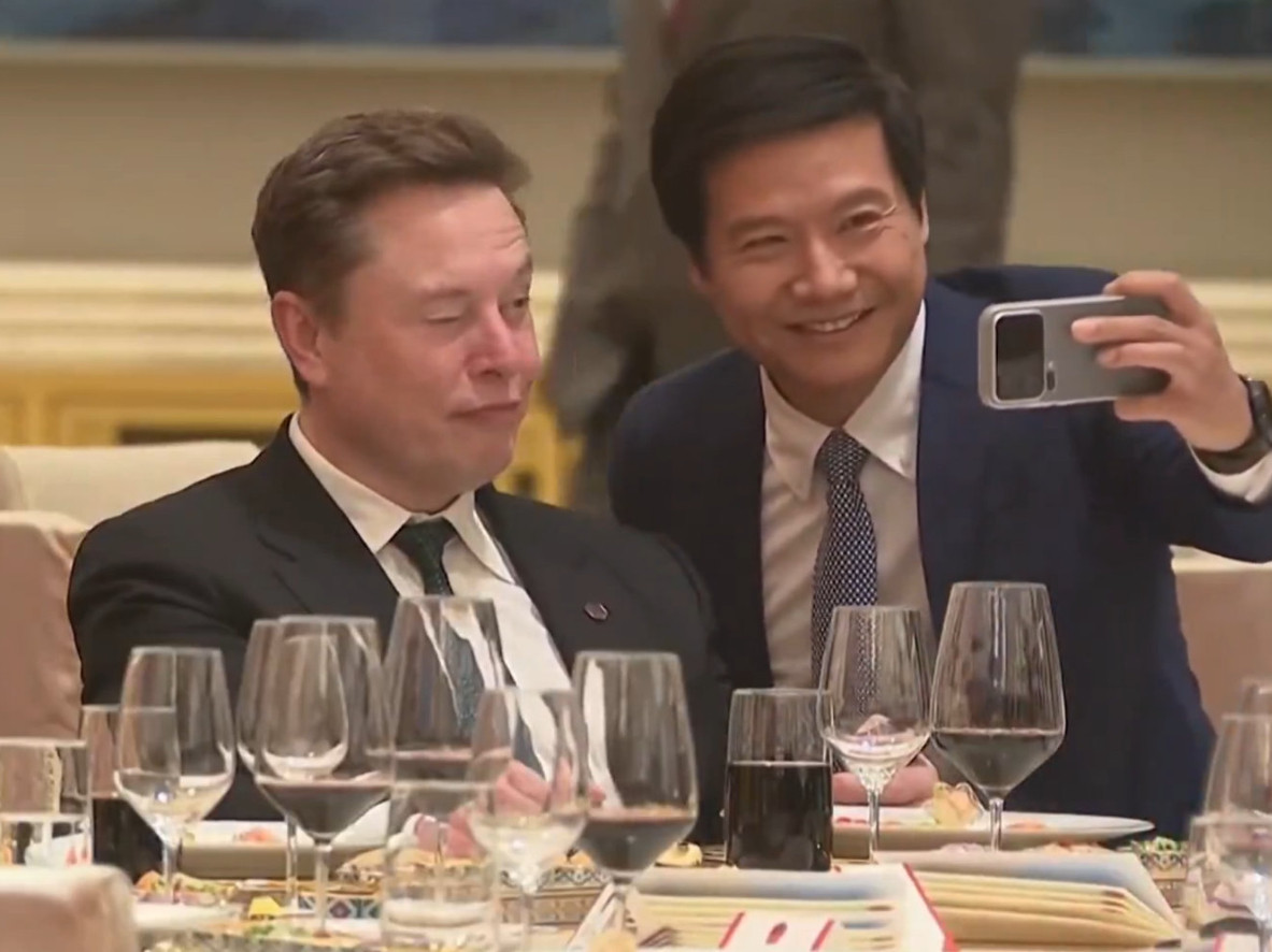 很多人说雷军主动搭讪马斯克合照，还一个站着一个坐着太卑微，这就是不懂那群大佬的心