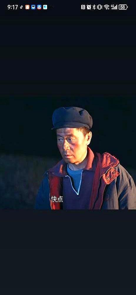 导演高原扒羊皮，顶流嫌盒饭没鲍鱼。李雪裹着军大衣蹲在片场，手里道具刀还沾着